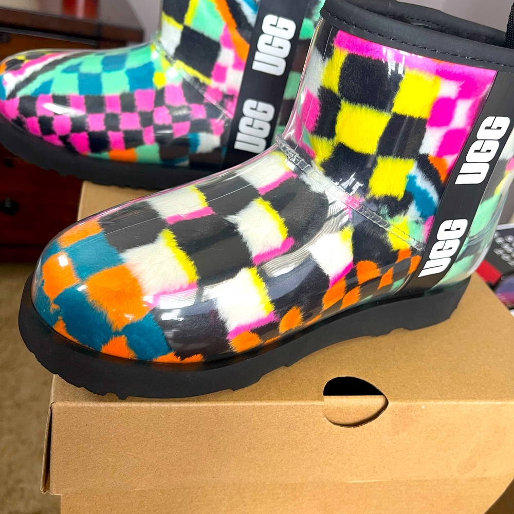Ugg Clear mini checks size 4 kids, BRAND NEW!